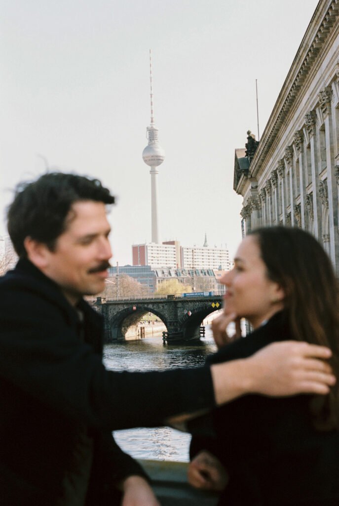 R1 04437 029A 687x1024